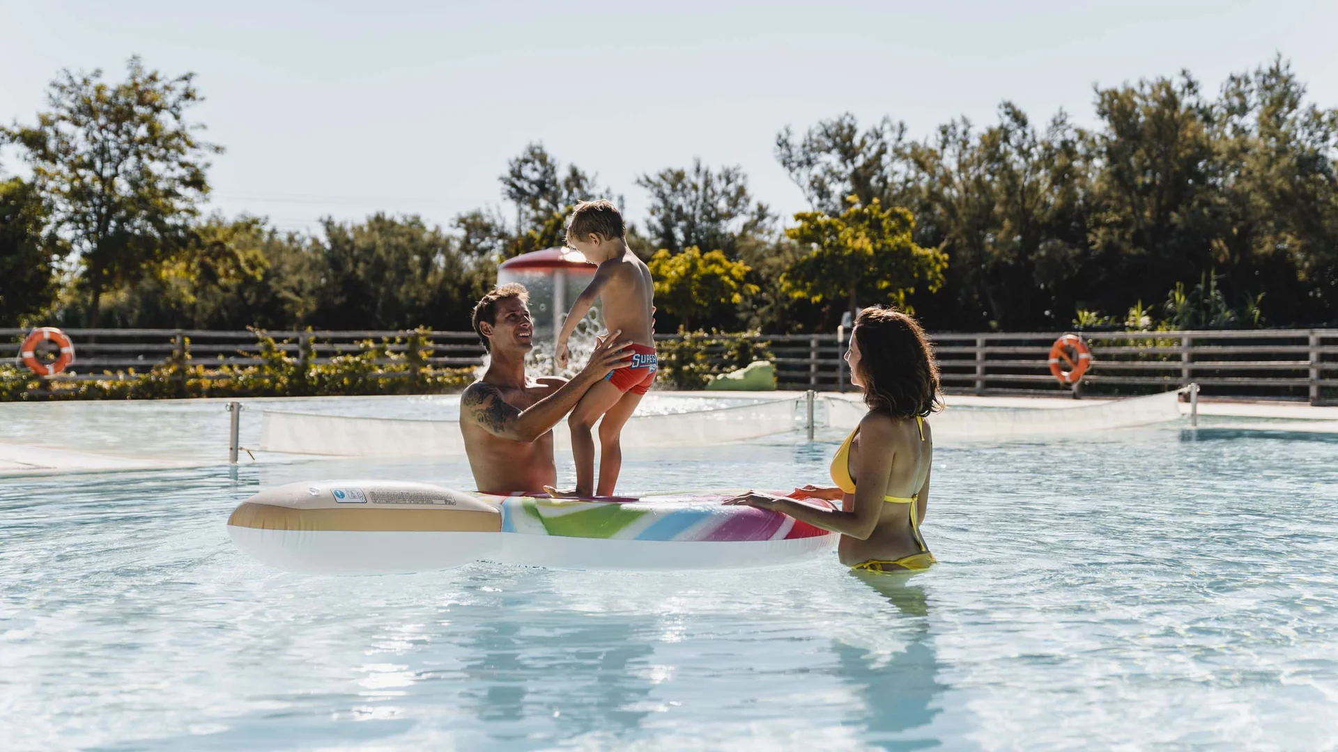 Ferienpark mit Schwimmbad am Meer in den Marken