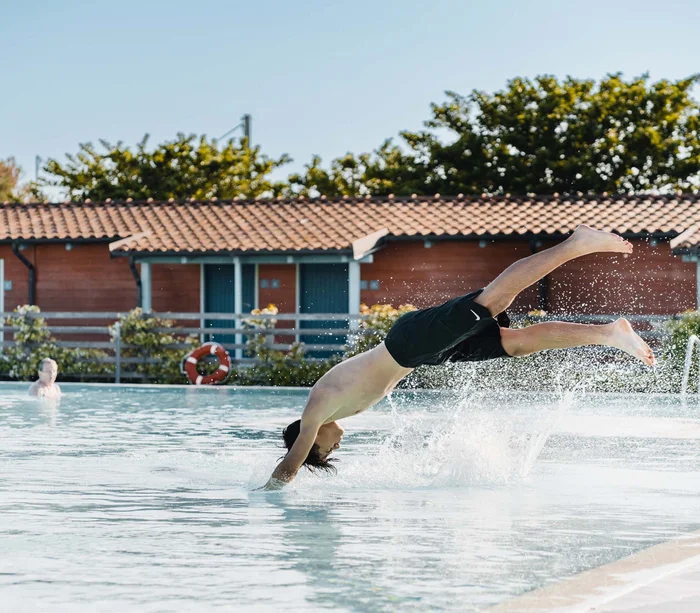 Ferienpark mit Schwimmbad am Meer in den Marken