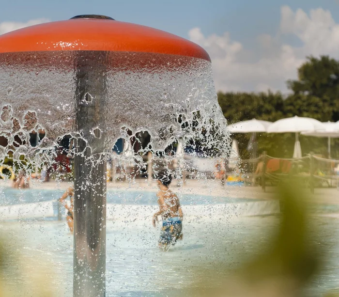 Ferienpark mit Schwimmbad am Meer in den Marken