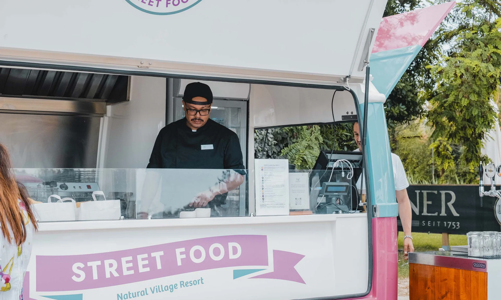 Koch bereitet Essen in einem Street-Food-Stand im Freien zu