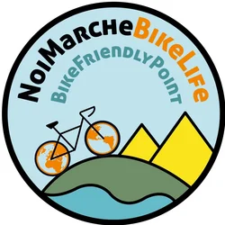NoIMarcheBikeLife Logo mit Fahrrad und Bergen im Kreis