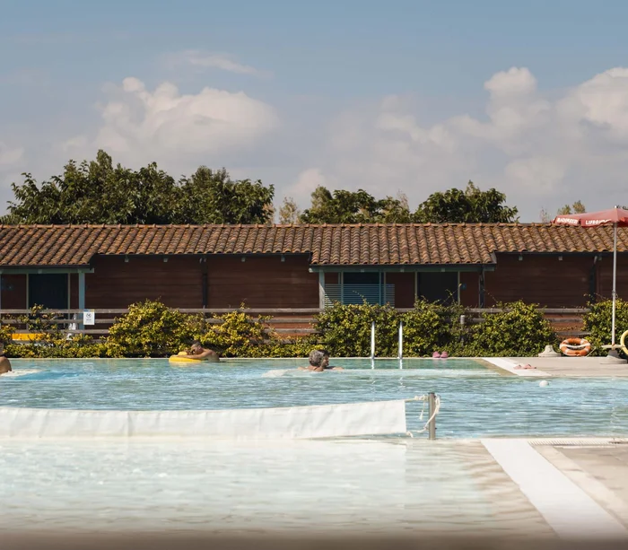 Ferienpark mit Schwimmbad am Meer in den Marken