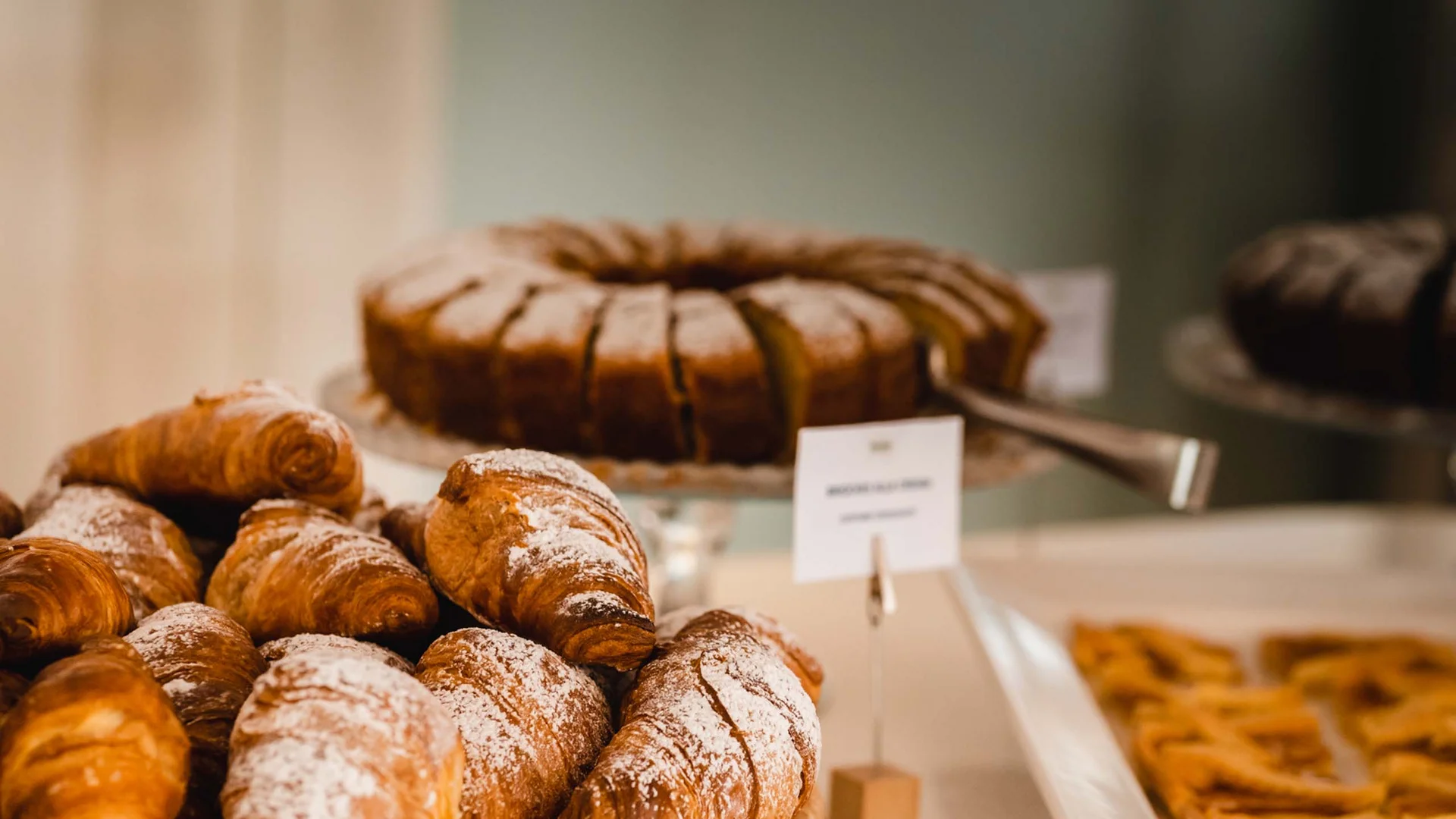 Croissants und verschiedene Kuchen auf dem Bufettisch