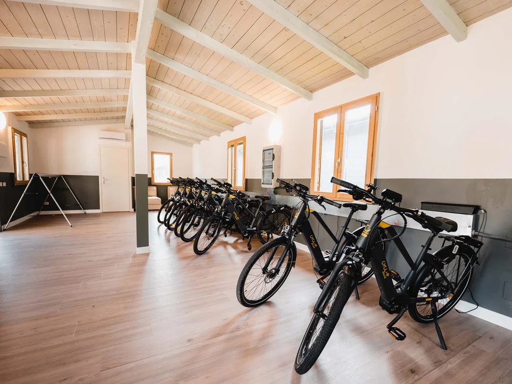 Rennradreisen in Italien Innenraum mit Reihe geparkter elektrischer Fahrräder