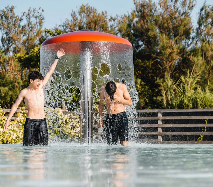 Ferienpark mit Schwimmbad am Meer in den Marken
