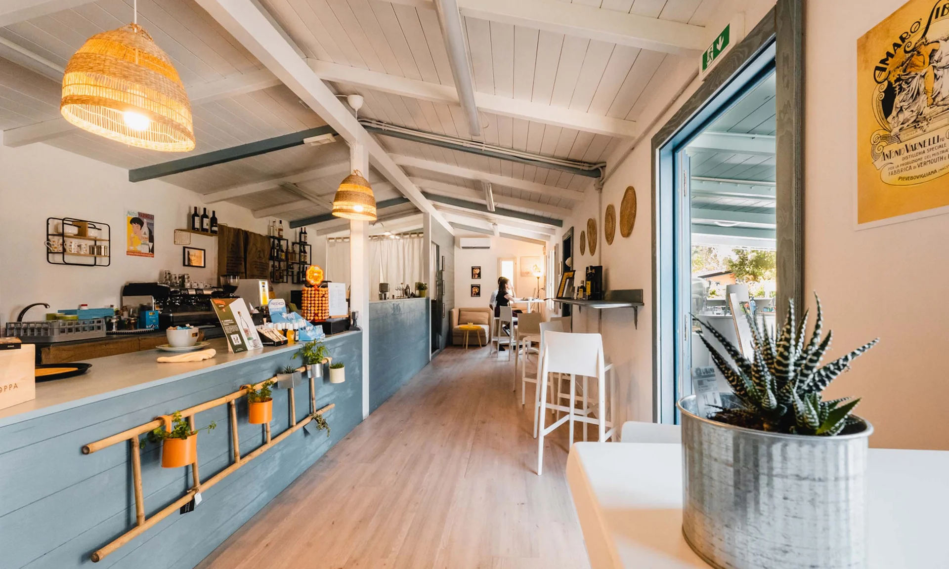 Hell eingerichtetes Café mit Bar, Tischen und moderner Dekoration