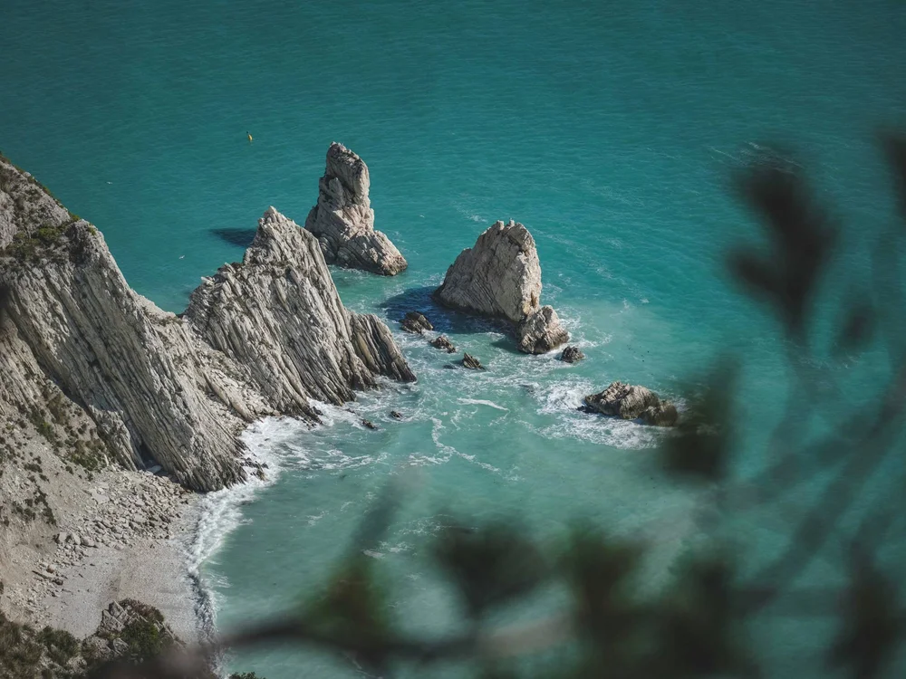 Spiaggia delle Due Sorelle: la perla del Conero