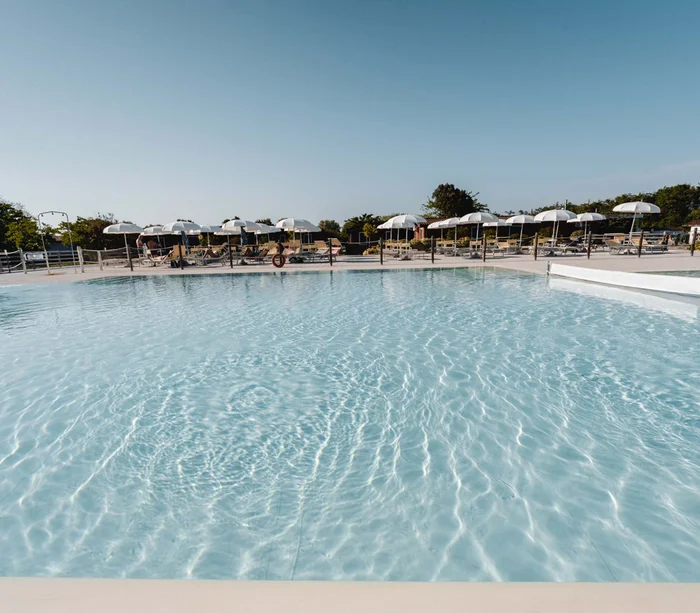 Ferienpark mit Schwimmbad am Meer in den Marken